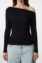 Siyah Düz Premium Yumuşak Kumaşlı Fitted/Vücuda Oturan Kayık Yaka Örme Bluz TWOAW24BZ00227