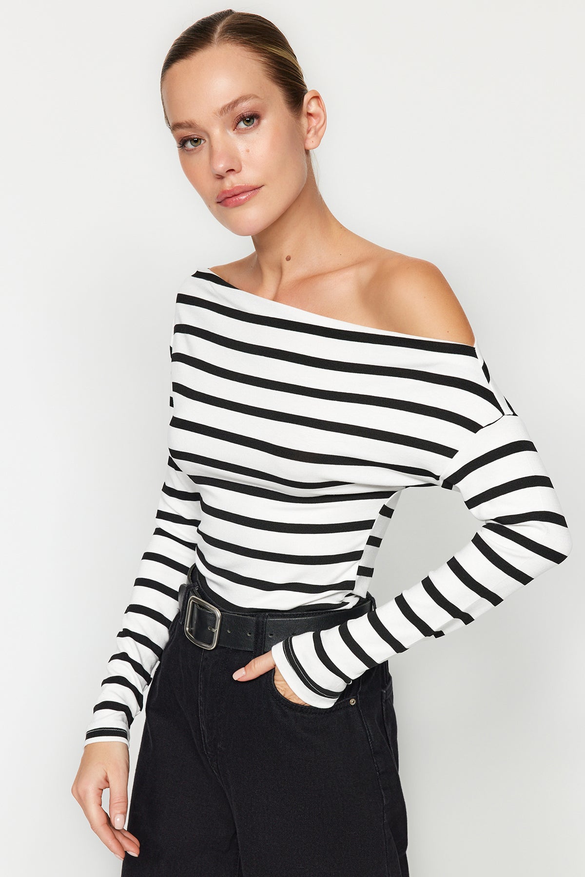 Siyah Düz Premium Yumuşak Kumaşlı Fitted/Vücuda Oturan Kayık Yaka Örme Bluz TWOAW24BZ00227 Secondary image