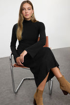 Siyah Düz Yırtmaçlı Midi Bodycone/Vücuda Oturan Fitilli Esnek Örme Elbise TWOAW25EL00568