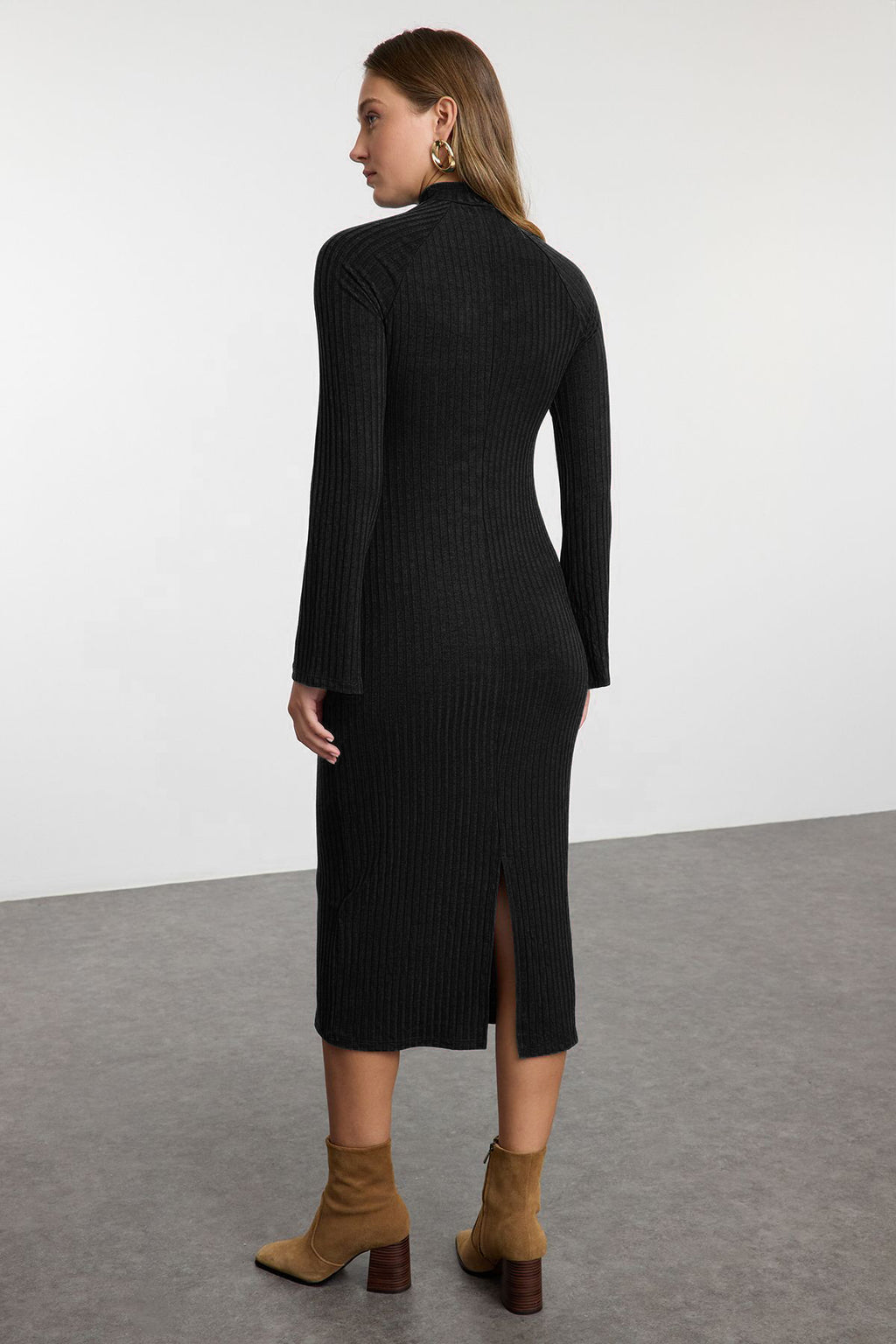 Siyah Düz Yırtmaçlı Midi Bodycone/Vücuda Oturan Fitilli Esnek Örme Elbise TWOAW25EL00568