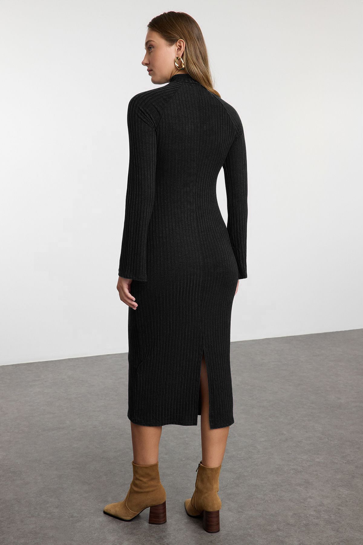 Siyah Düz Yırtmaçlı Midi Bodycone/Vücuda Oturan Fitilli Esnek Örme Elbise TWOAW25EL00568