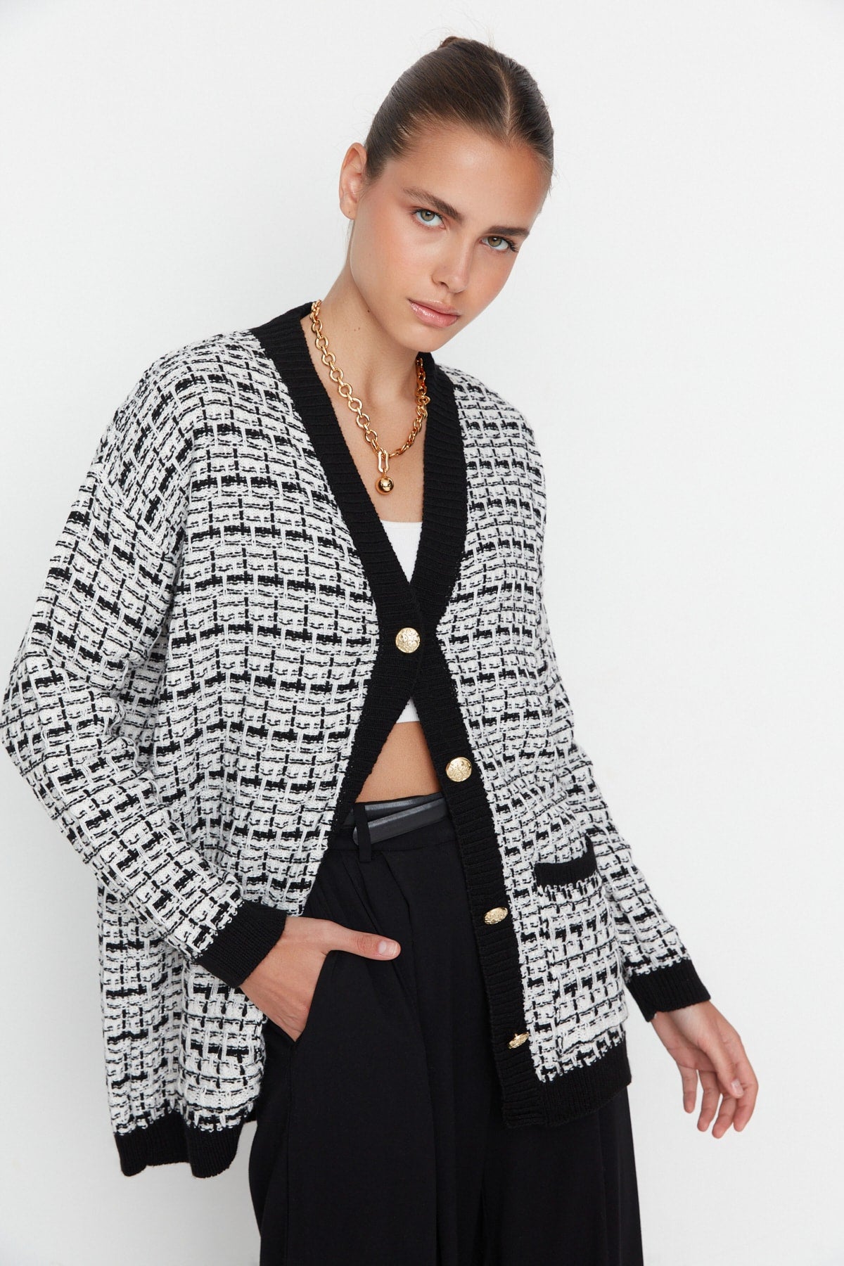 Siyah Geniş Kalıp Tüvit Görünümlü Simli Triko Hırka TWOAW21HI0250 Secondary image