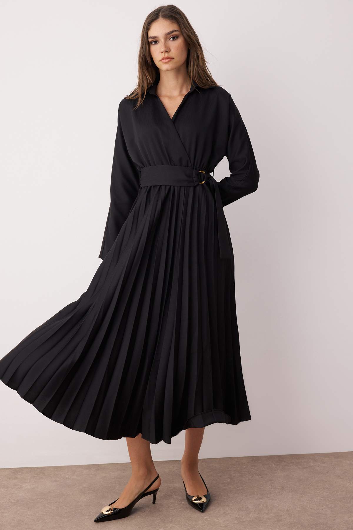 Siyah Kuşaklı Eteği Piliseli Boho Kruvaze Yaka Maxi Dokuma Elbise TWOAW25EL00234 Main image