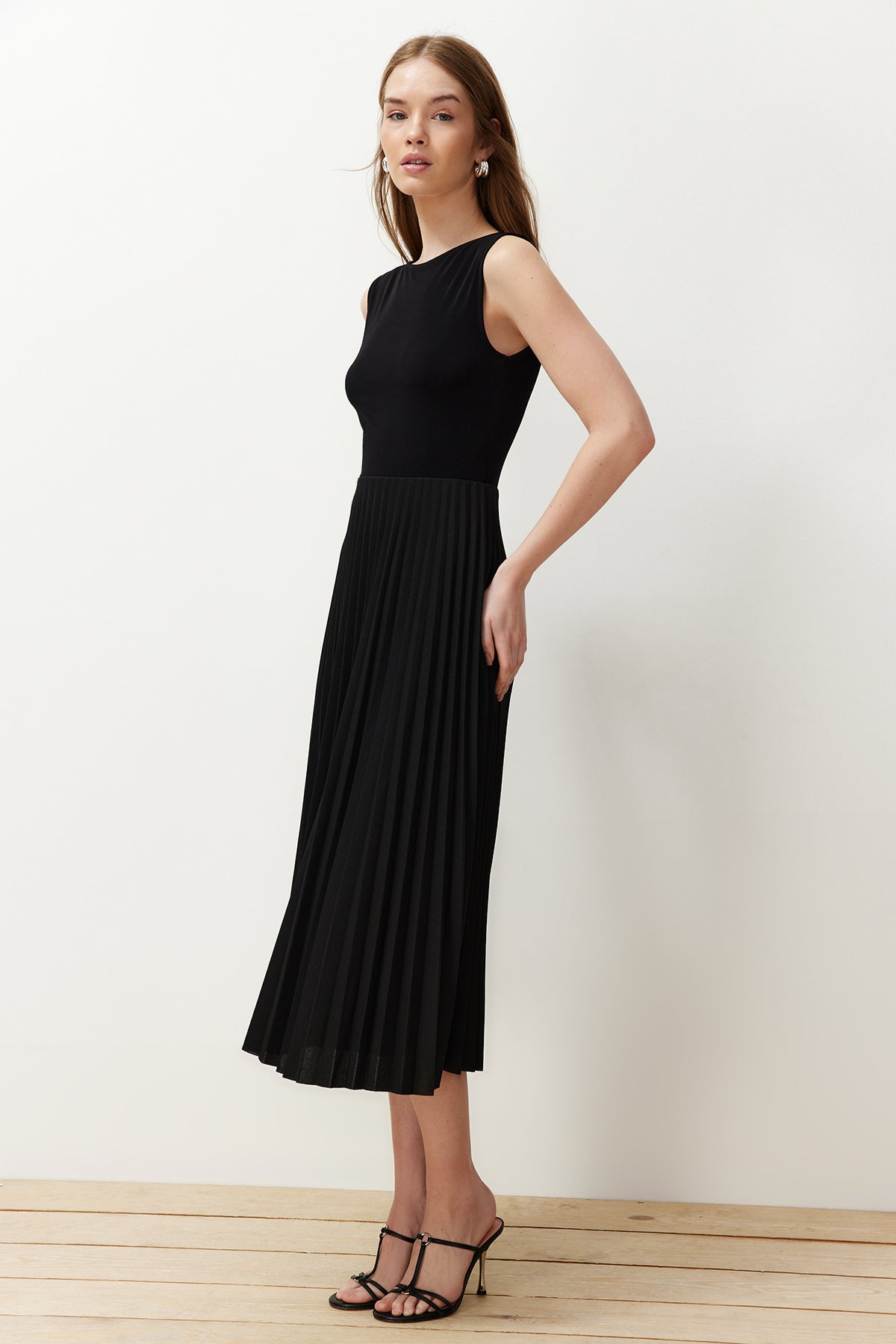 Siyah Piliseli Astarlı Kolsuz Esnek Örme Midi Elbise TWOSS24EL00785 Secondary image