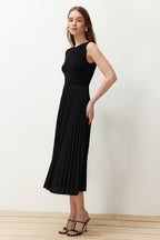 Siyah Piliseli Astarlı Kolsuz Esnek Örme Midi Elbise TWOSS24EL00785