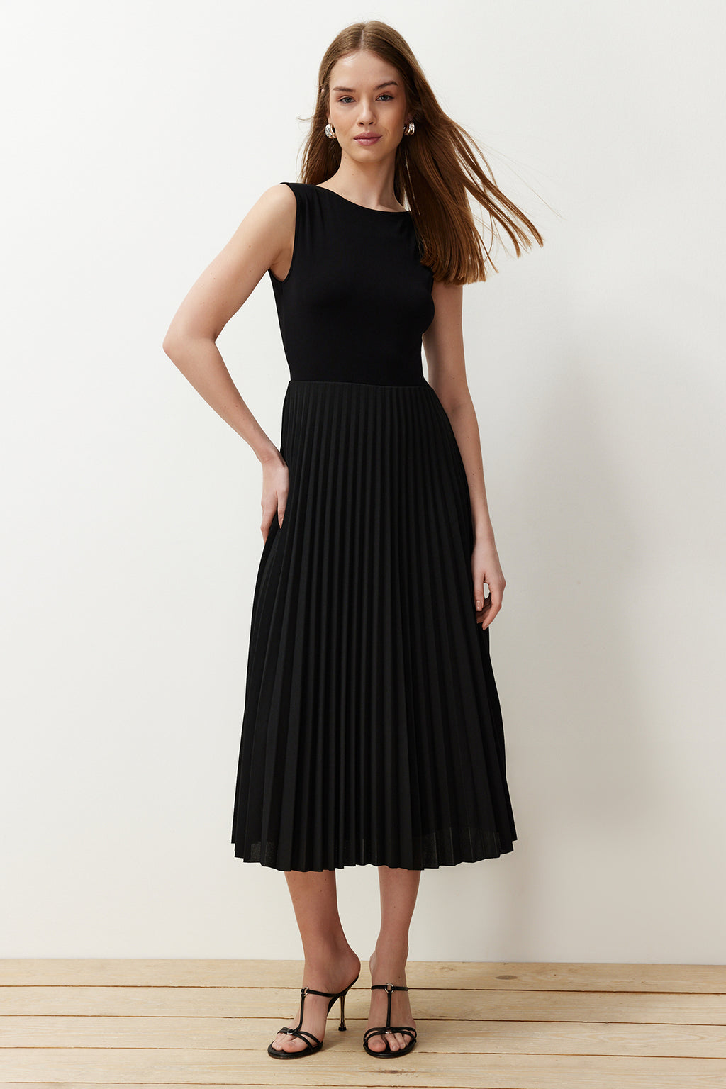 Siyah Piliseli Astarlı Kolsuz Esnek Örme Midi Elbise TWOSS24EL00785