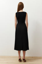 Siyah Piliseli Astarlı Kolsuz Esnek Örme Midi Elbise TWOSS24EL00785