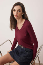 Bordo Premium Yumuşak Kumaşlı V Yaka Fitted/Vücuda Oturan Esnek Örme Bluz TWOAW24BZ00050