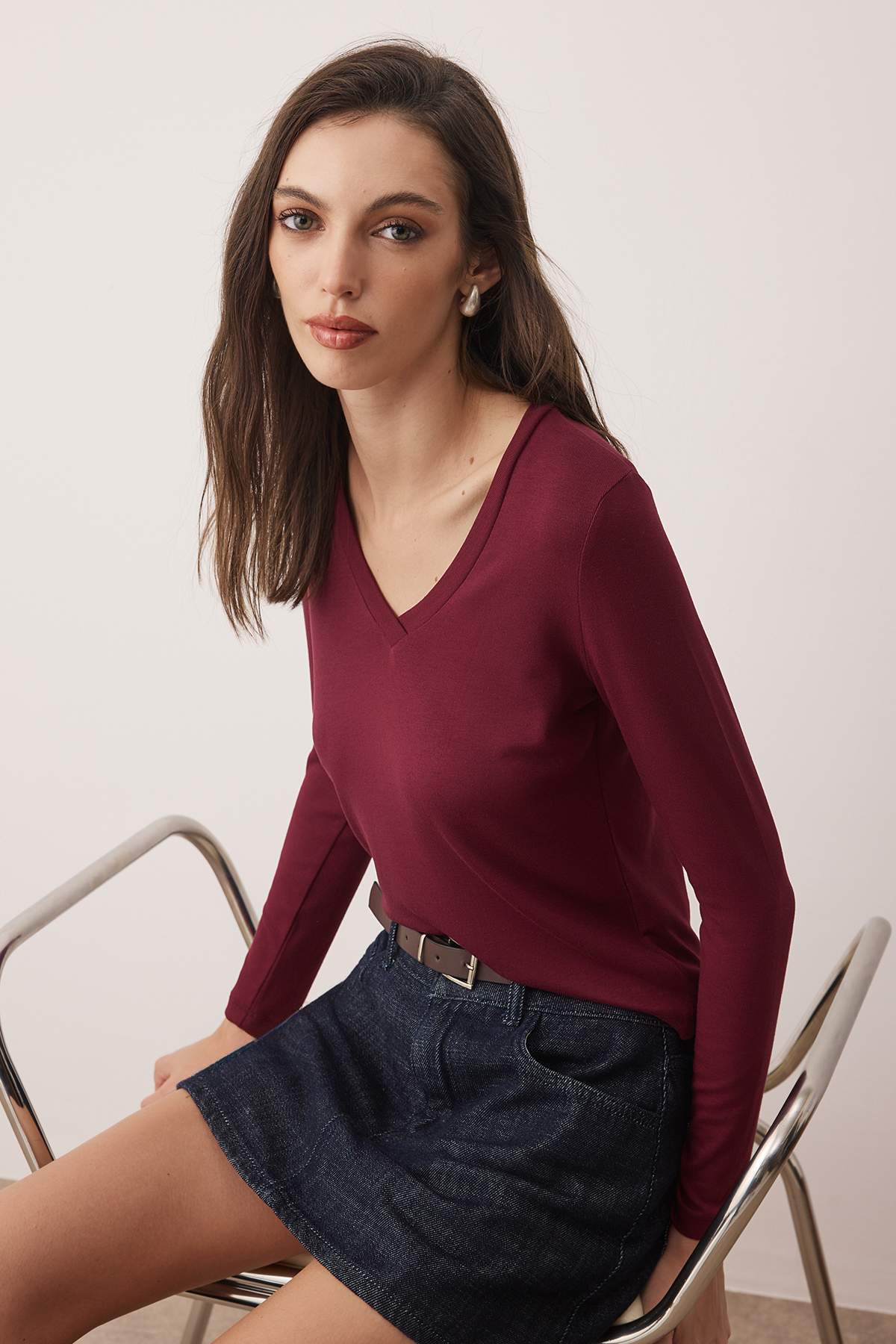 Bordo Premium Yumuşak Kumaşlı V Yaka Fitted/Vücuda Oturan Esnek Örme Bluz TWOAW24BZ00050