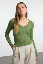 Haki Premium Yumuşak Kumaşlı V Yaka Fitted/Vücuda Oturan Esnek Örme Bluz TWOAW24BZ00050