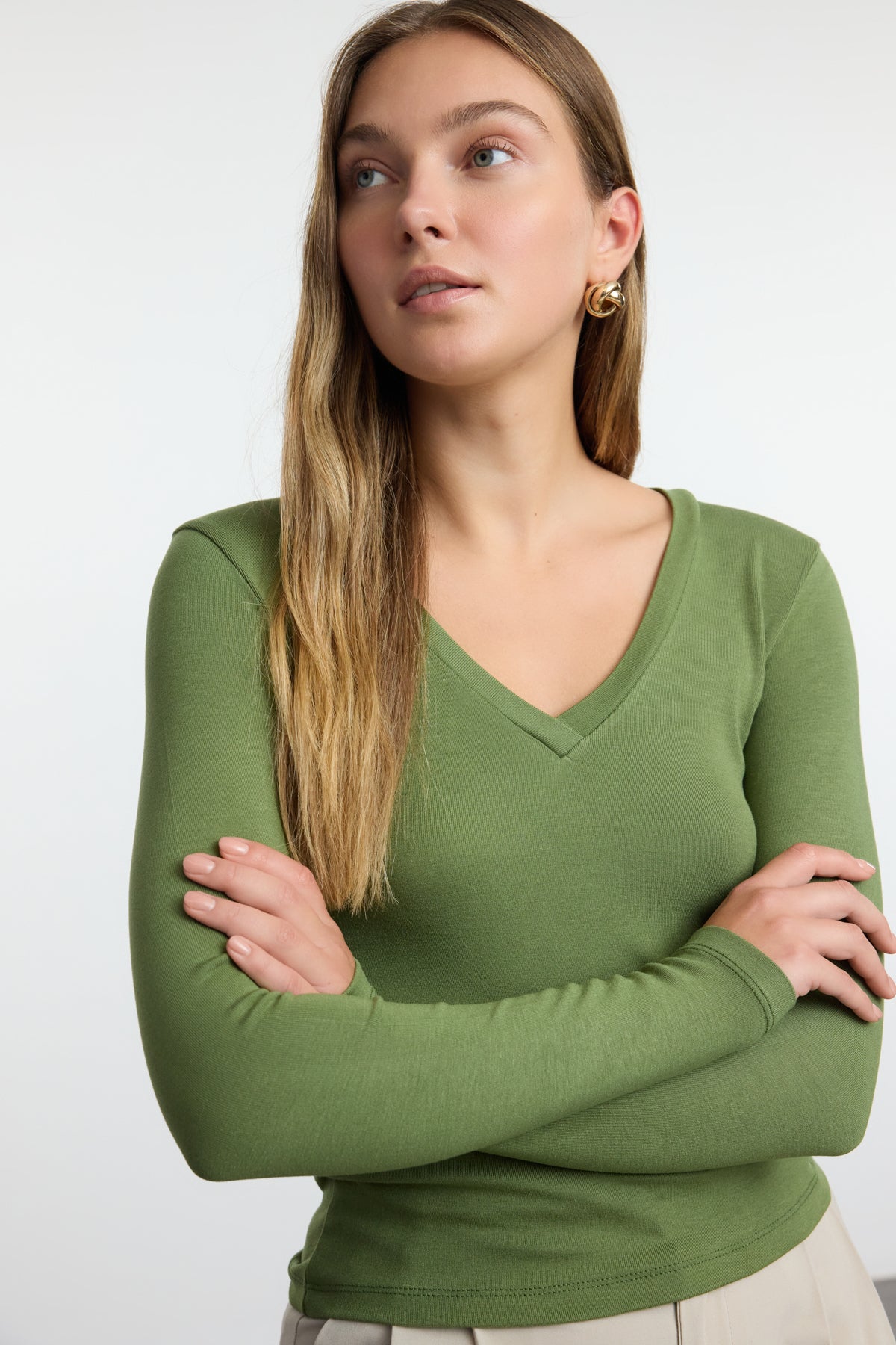 Haki Premium Yumuşak Kumaşlı V Yaka Fitted/Vücuda Oturan Esnek Örme Bluz TWOAW24BZ00050 Secondary image