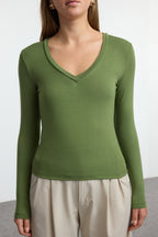 Haki Premium Yumuşak Kumaşlı V Yaka Fitted/Vücuda Oturan Esnek Örme Bluz TWOAW24BZ00050