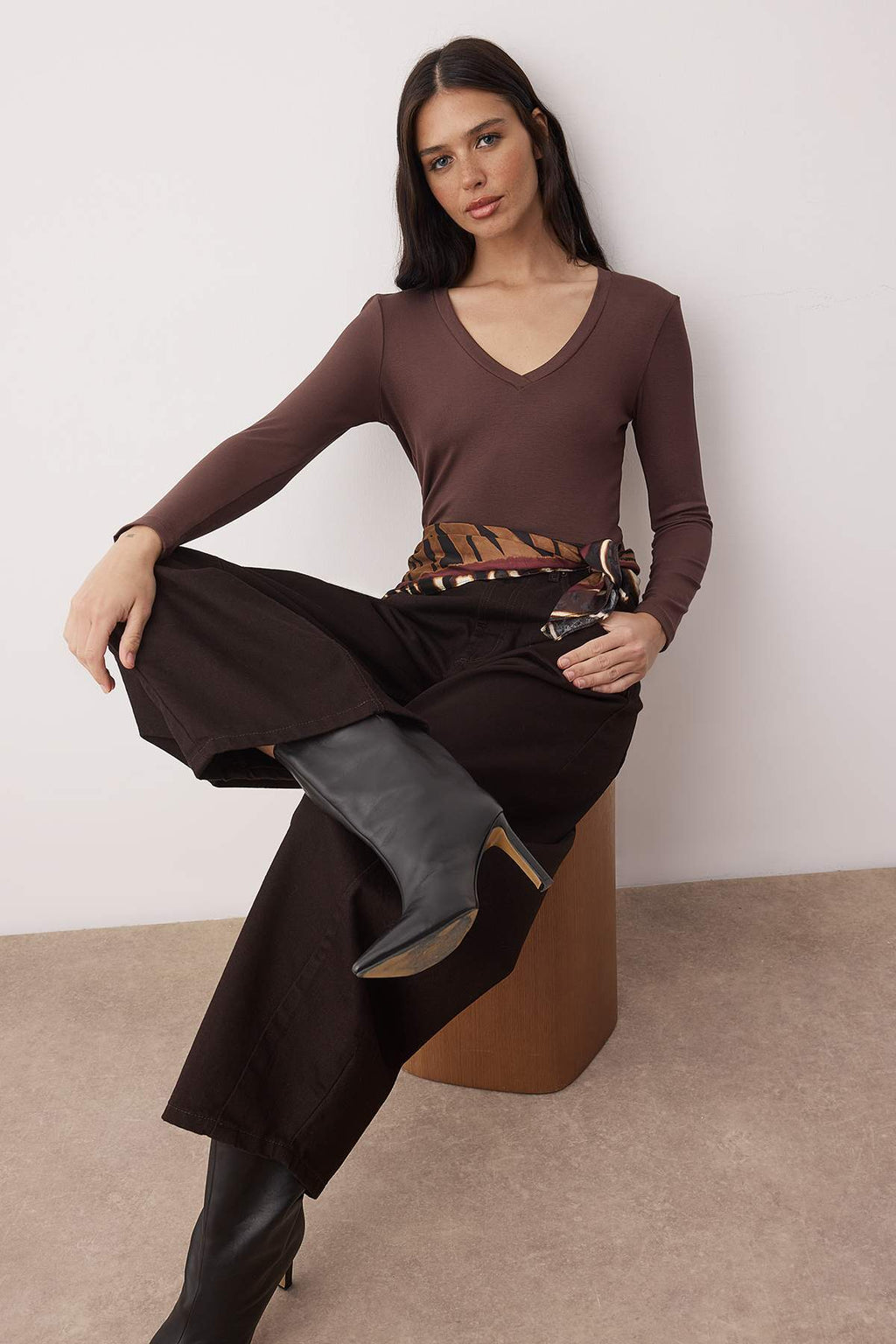 Kahverengi Premium Yumuşak Kumaşlı V Yaka Fitted/Vücuda Oturan Esnek Örme Bluz TWOAW24BZ00050