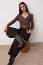 Kahverengi Premium Yumuşak Kumaşlı V Yaka Fitted/Vücuda Oturan Esnek Örme Bluz TWOAW24BZ00050