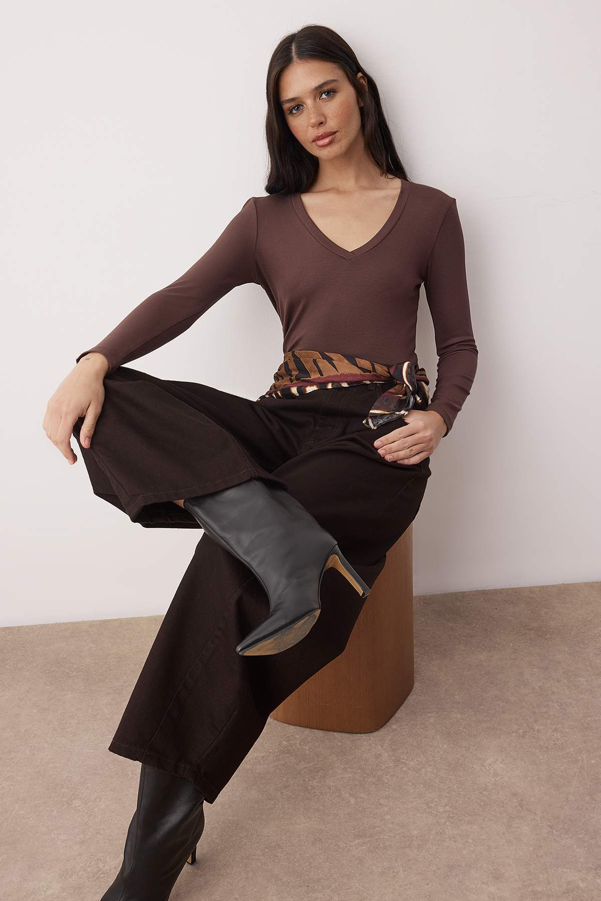 Kahverengi Premium Yumuşak Kumaşlı V Yaka Fitted/Vücuda Oturan Esnek Örme Bluz TWOAW24BZ00050