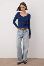 Lacivert Premium Yumuşak Kumaşlı V Yaka Fitted/Vücuda Oturan Esnek Örme Bluz TWOAW24BZ00050