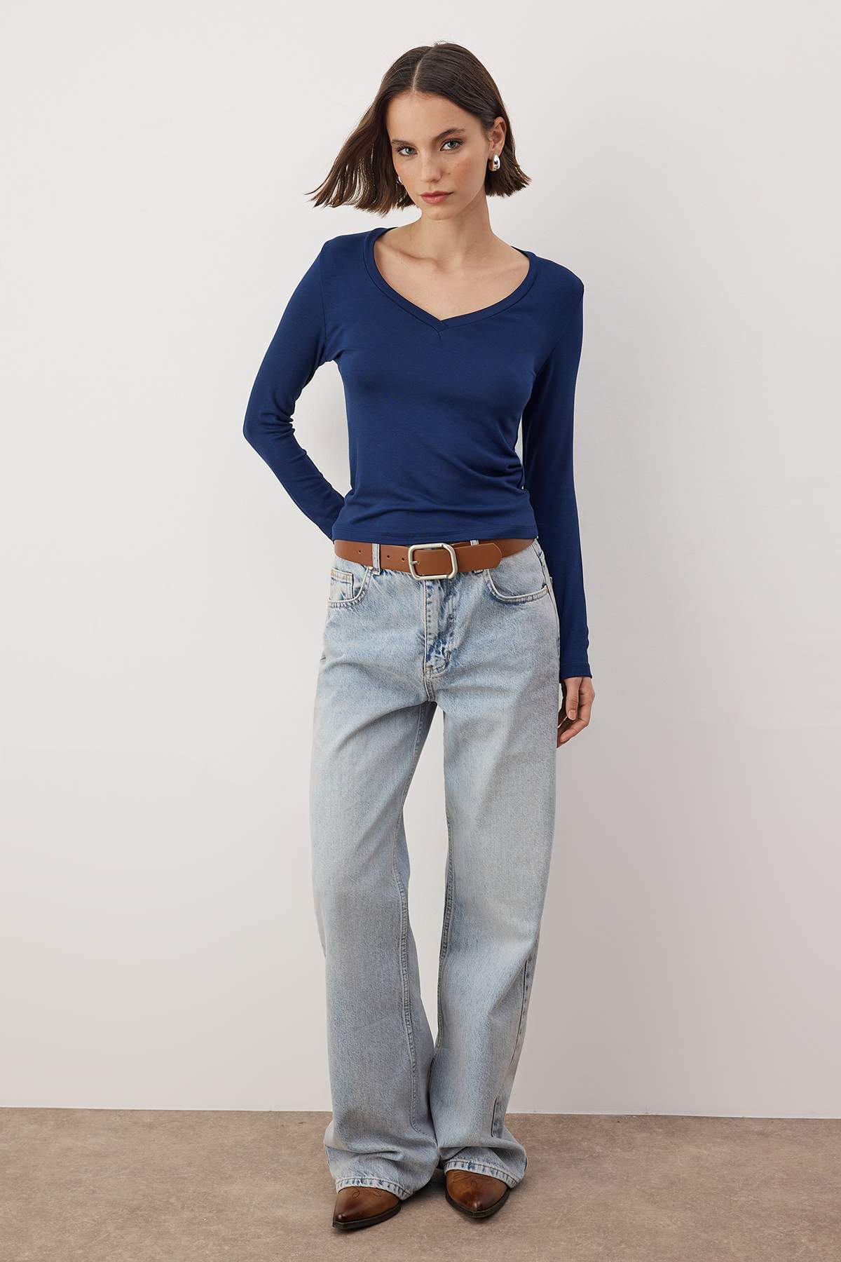 Lacivert Premium Yumuşak Kumaşlı V Yaka Fitted/Vücuda Oturan Esnek Örme Bluz TWOAW24BZ00050