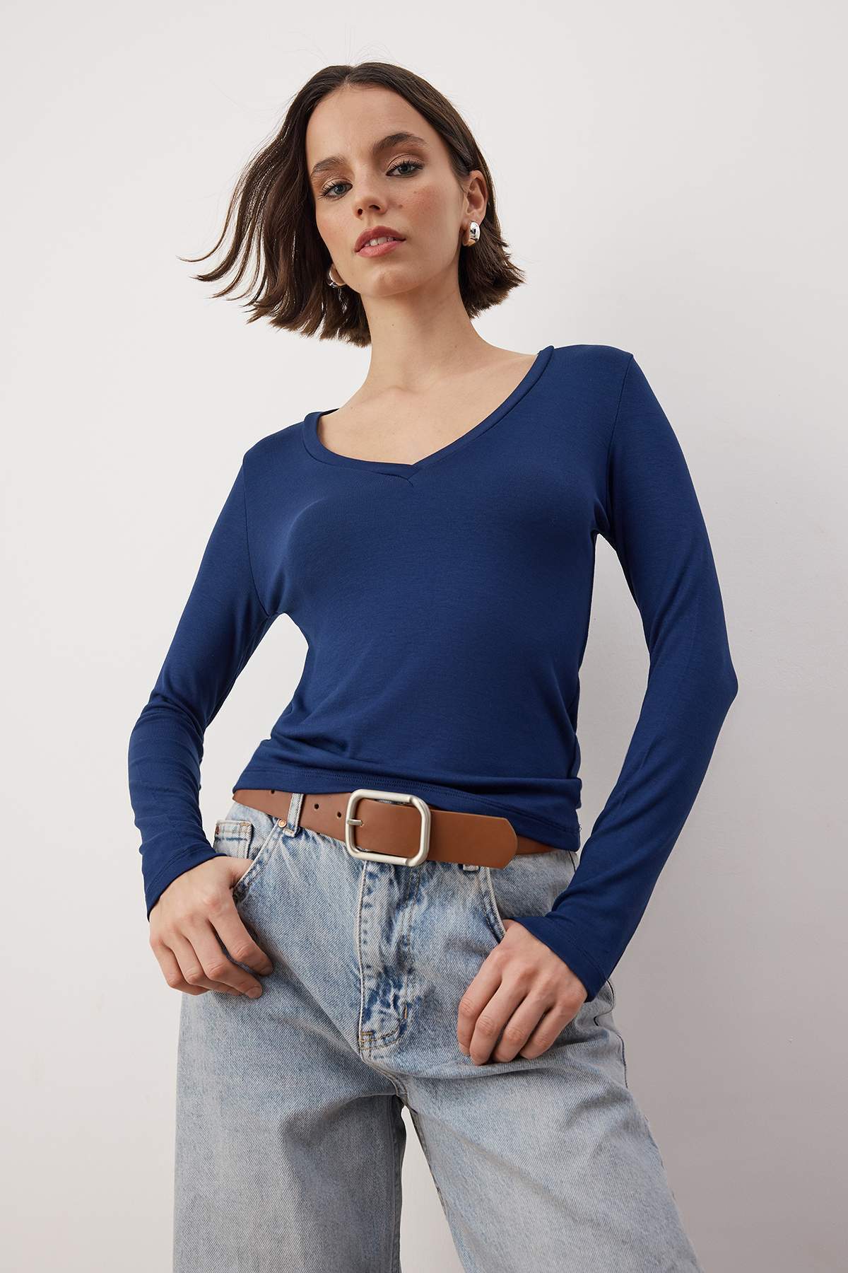 Lacivert Premium Yumuşak Kumaşlı V Yaka Fitted/Vücuda Oturan Esnek Örme Bluz TWOAW24BZ00050 Secondary image