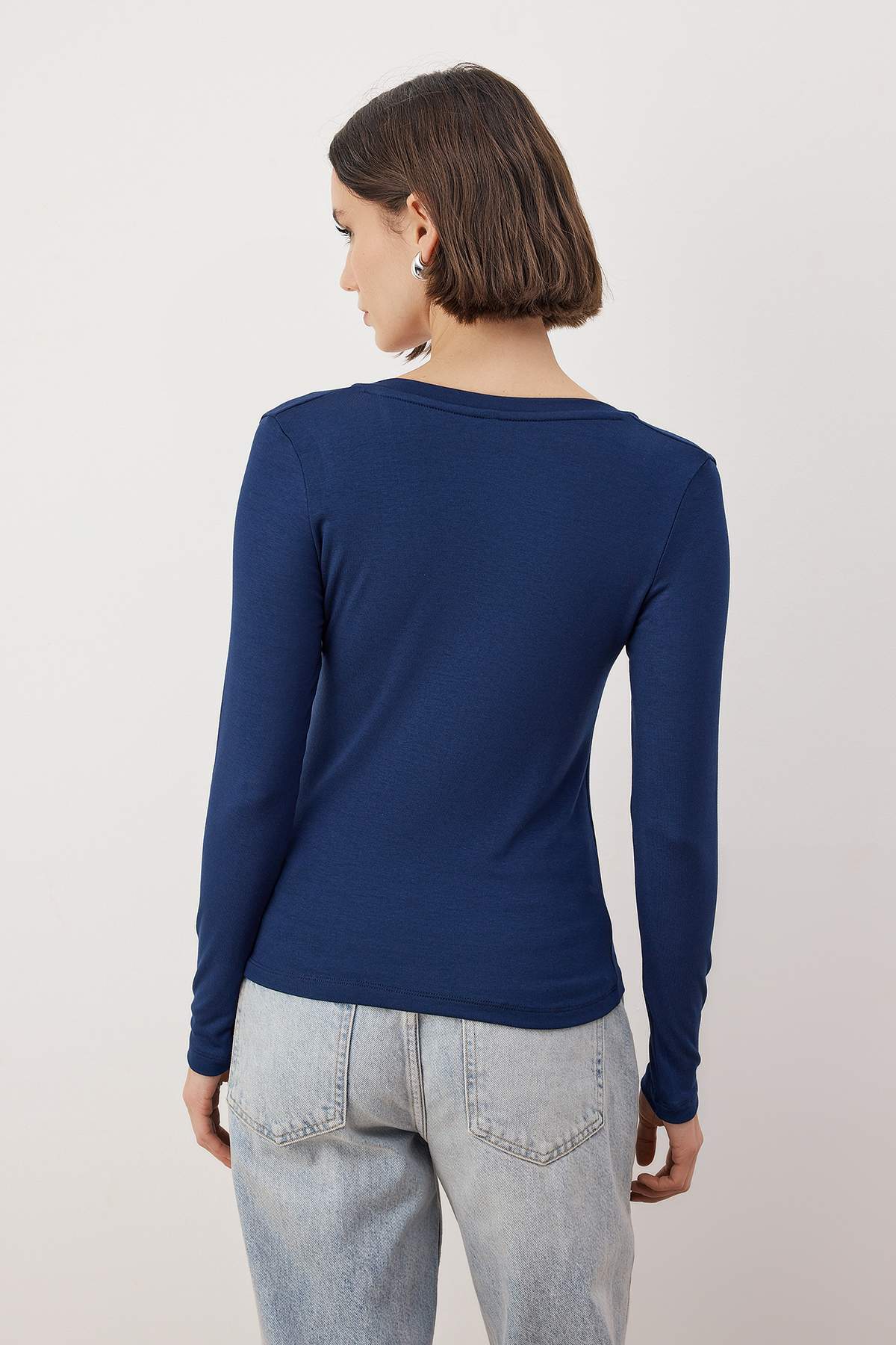 Lacivert Premium Yumuşak Kumaşlı V Yaka Fitted/Vücuda Oturan Esnek Örme Bluz TWOAW24BZ00050