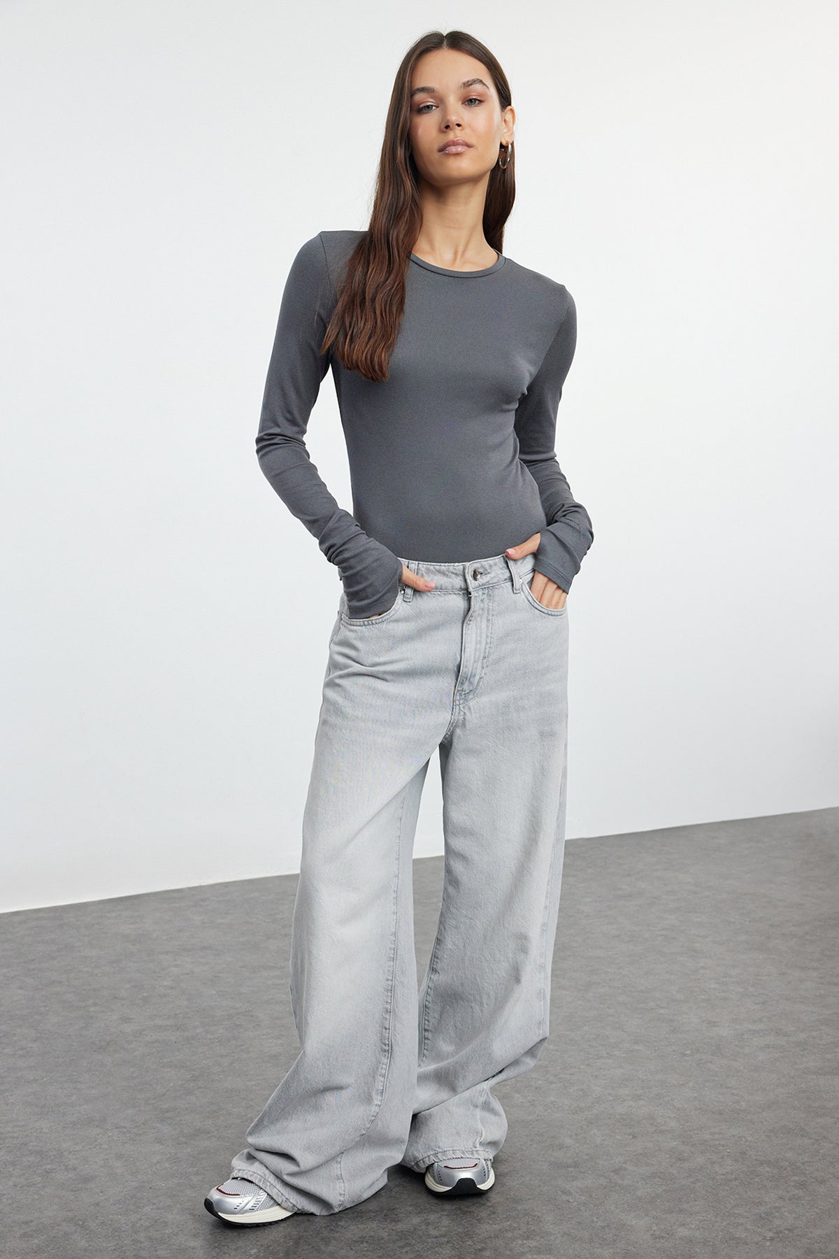 Antrasit Viskon/Yumuşak Kumaşlı Parmak Geçme Detaylı Esnek Örme Bluz TWOAW25BZ00014 Secondary image