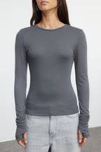 Antrasit Viskon/Yumuşak Kumaşlı Parmak Geçme Detaylı Esnek Örme Bluz TWOAW25BZ00014