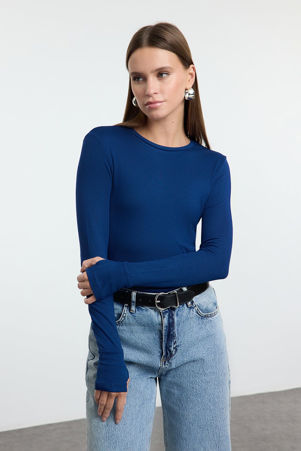 Lacivert Viskon/Yumuşak Kumaşlı Parmak Geçme Detaylı Esnek Örme Bluz TWOAW25BZ00014 Secondary image