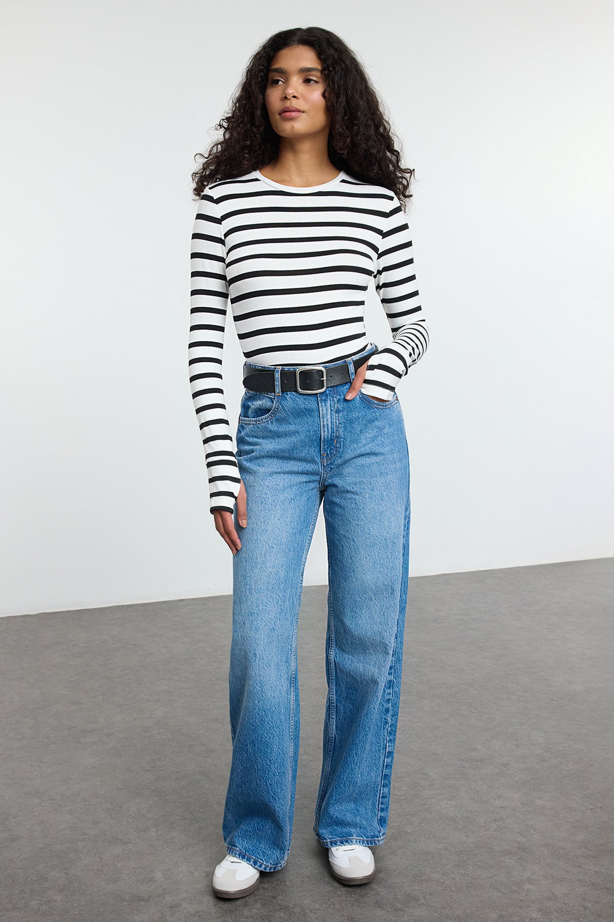 Siyah Ekru Çizgili Viskon/Yumuşak Kumaşlı Parmak Geçme Detaylı Esnek Örme Bluz TWOAW25BZ00014 Secondary image