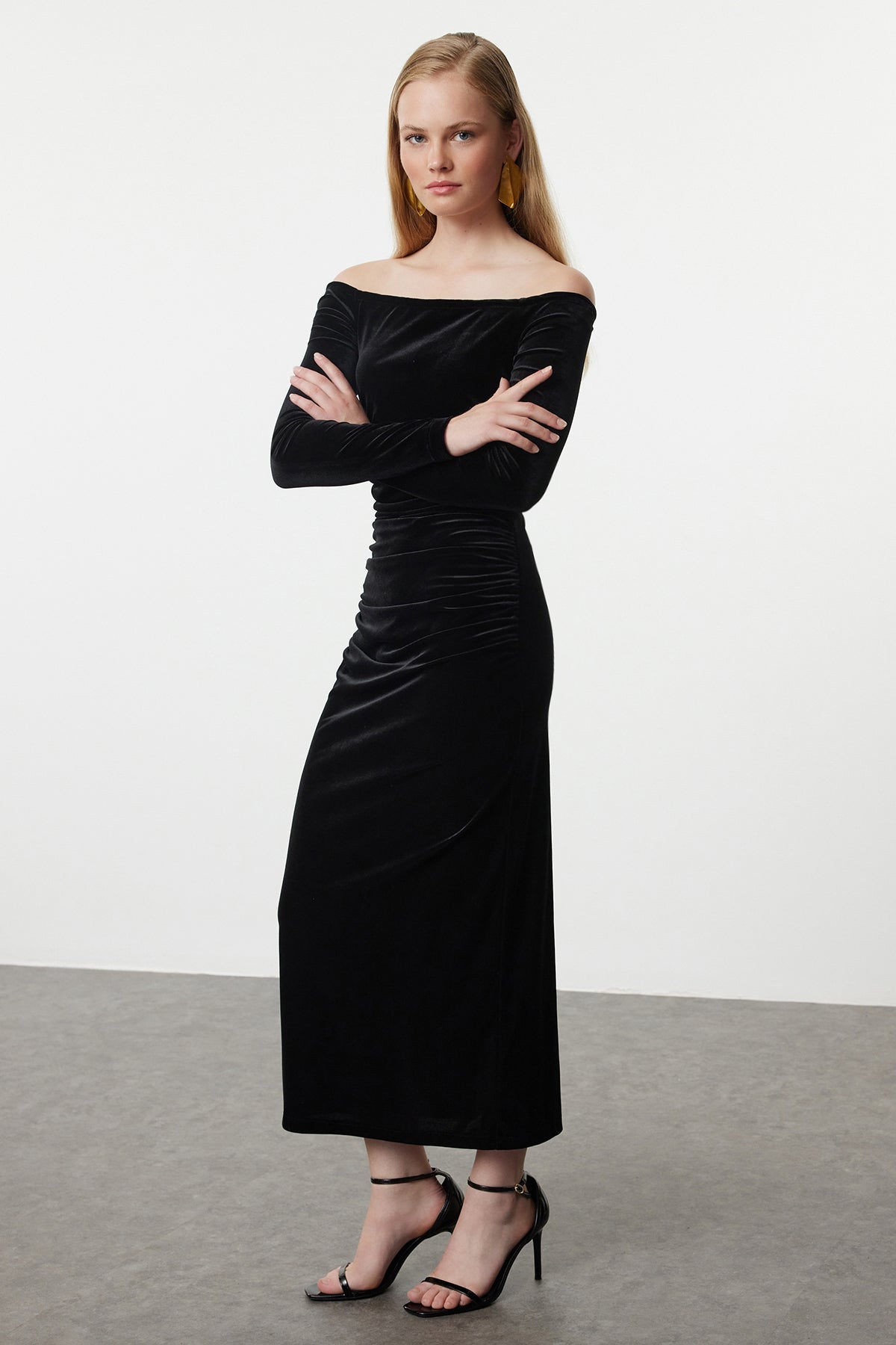 Siyah Vücuda Oturan Örme Kadife Midi Abiye Gece Mezuniyet Yılbaşı Elbisesi TPRAW25EL00135