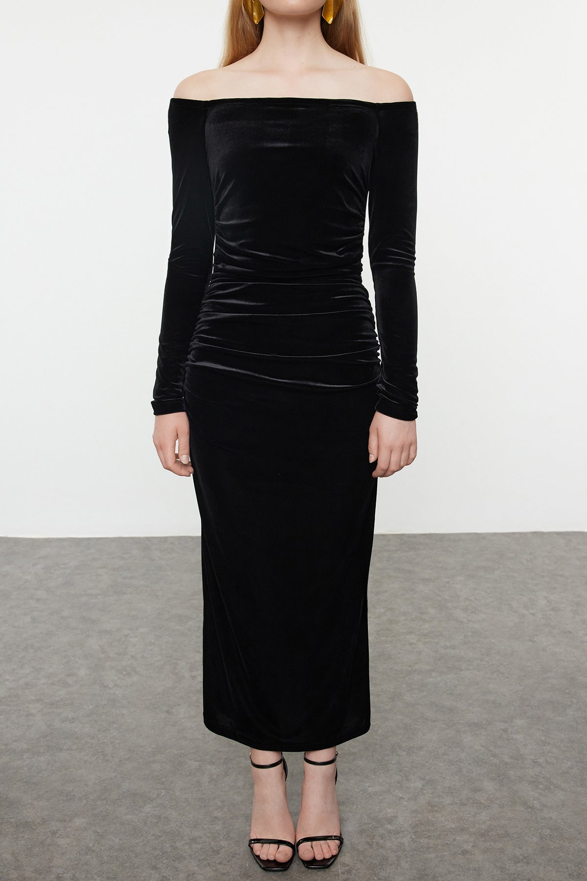 Siyah Vücuda Oturan Örme Kadife Midi Abiye Gece Mezuniyet Yılbaşı Elbisesi TPRAW25EL00135