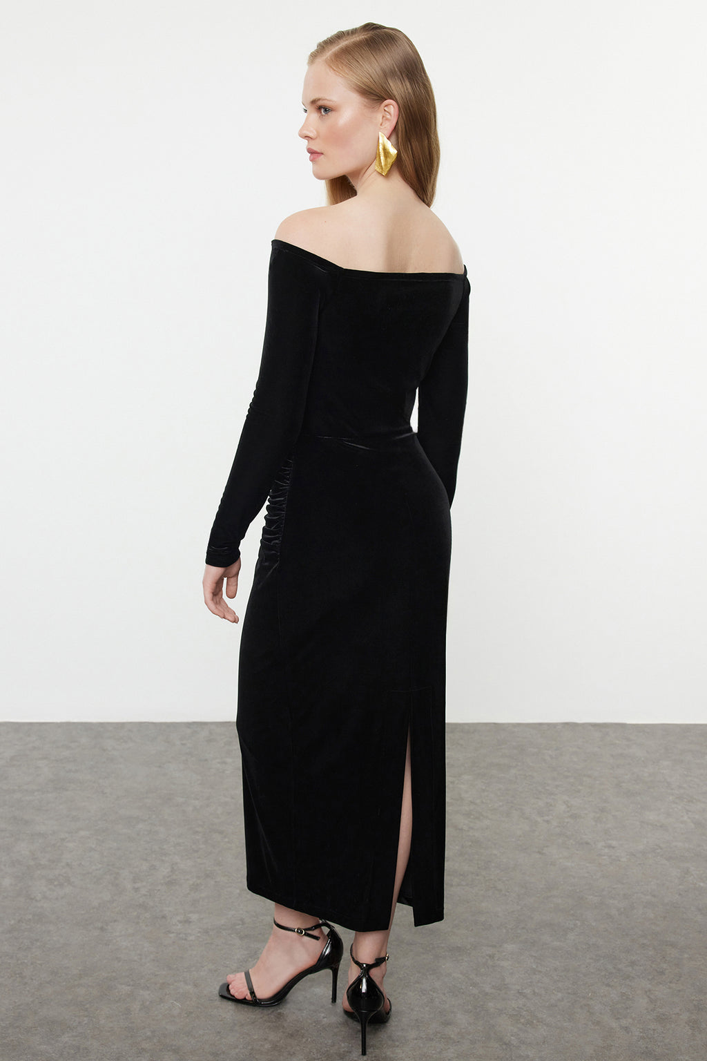Siyah Vücuda Oturan Örme Kadife Midi Abiye Gece Mezuniyet Yılbaşı Elbisesi TPRAW25EL00135