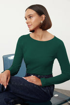 Zümrüt Yeşili Pamuklu Kayık Yaka Fitted/Vücuda Oturan Esnek Bluz TWOAW24BZ00166