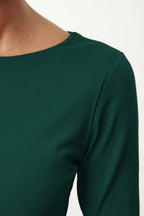 Zümrüt Yeşili Pamuklu Kayık Yaka Fitted/Vücuda Oturan Esnek Bluz TWOAW24BZ00166