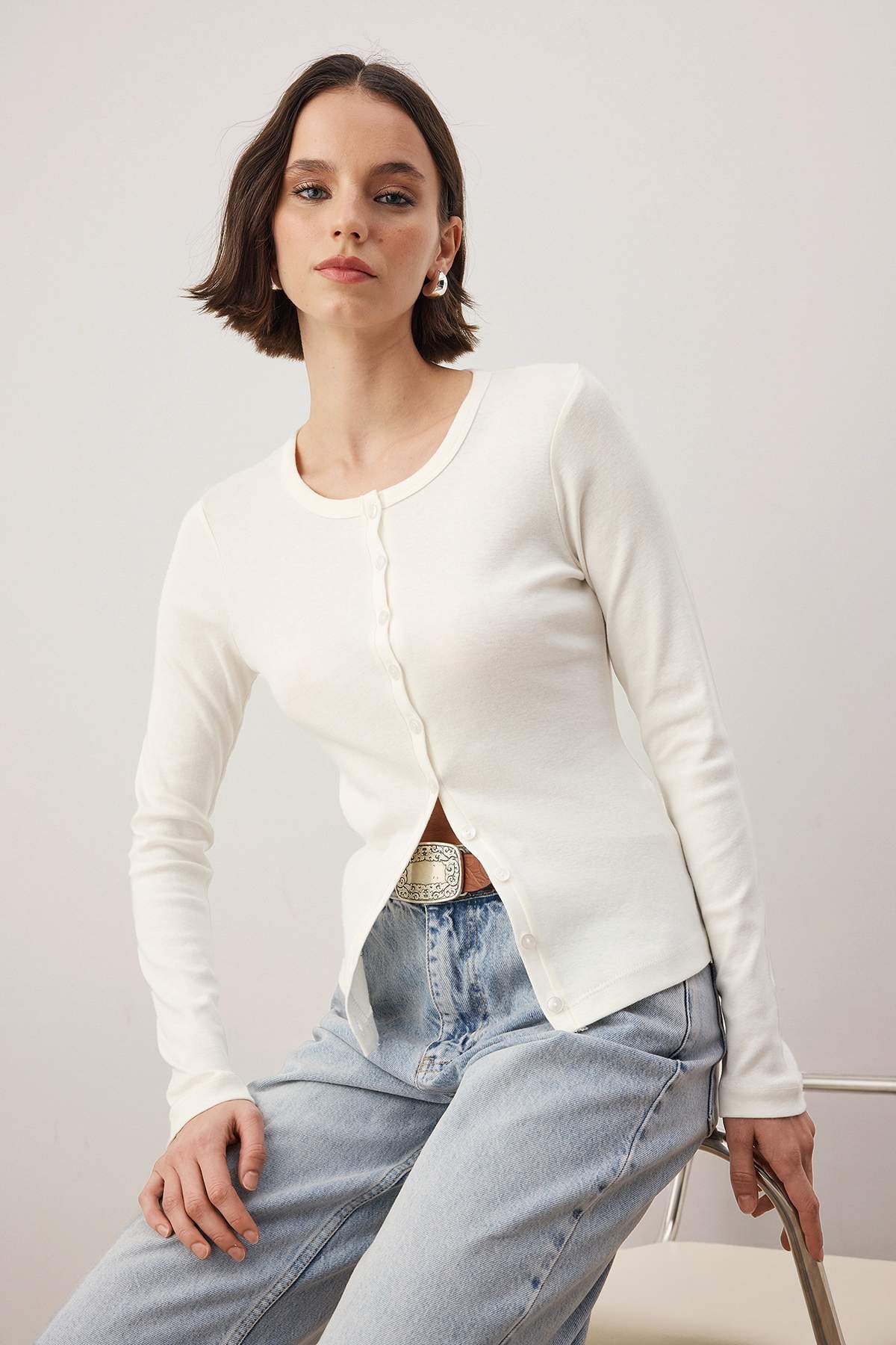 Ekru Düğmeli Vücuda Oturan Esnek Örme Bluz TWOAW26BZ00007 Secondary image