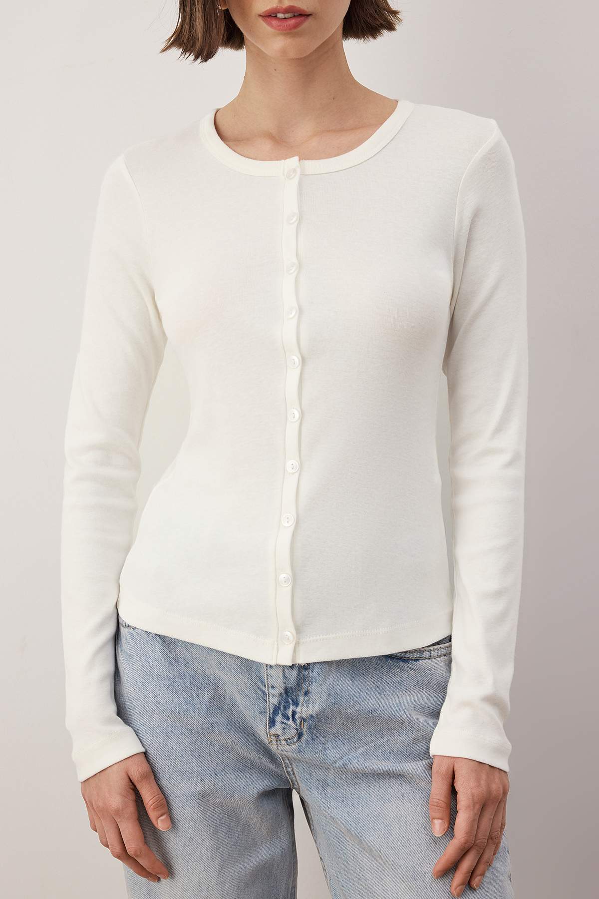 Ekru Düğmeli Vücuda Oturan Esnek Örme Bluz TWOAW26BZ00007