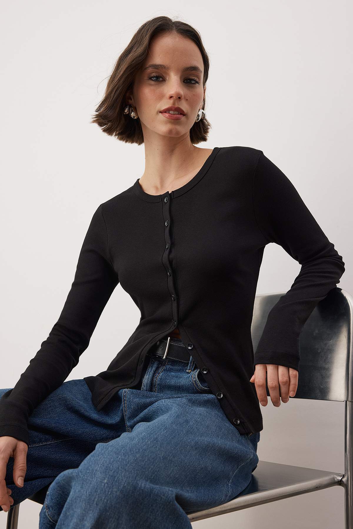 Siyah Düğmeli Vücuda Oturan Esnek Örme Bluz TWOAW26BZ00007 Secondary image