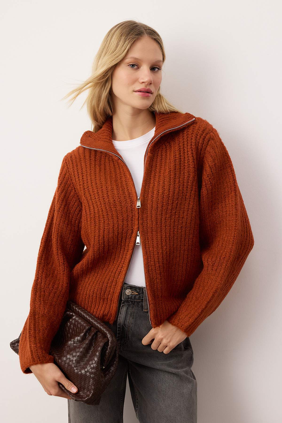 Wardrobe Essentials Kiremit Fermuarlı Yumuşak Dokulu Geniş Kalıp Triko Hırka|TWOAW26HI00049 Secondary image