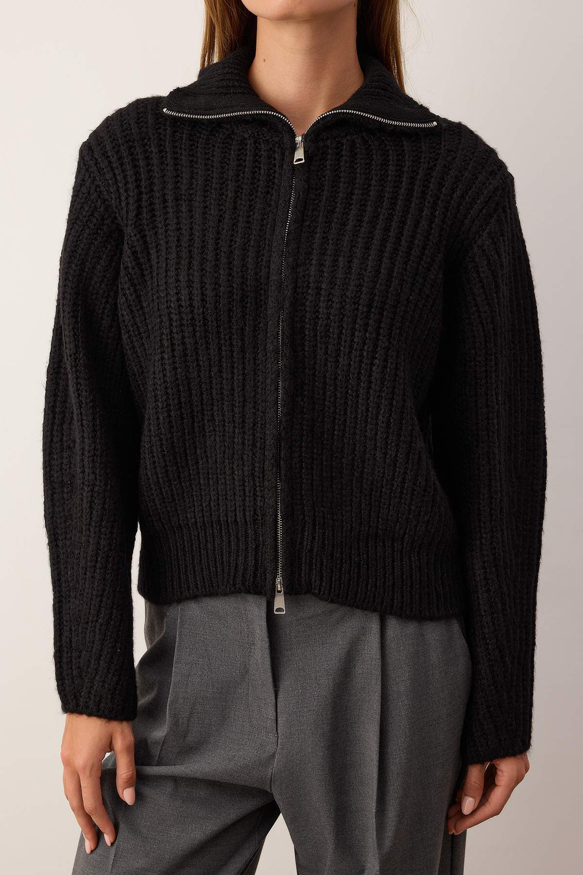 Wardrobe Essentials Siyah Fermuarlı Yumuşak Dokulu Geniş Kalıp Triko Hırka|TWOAW26HI00049