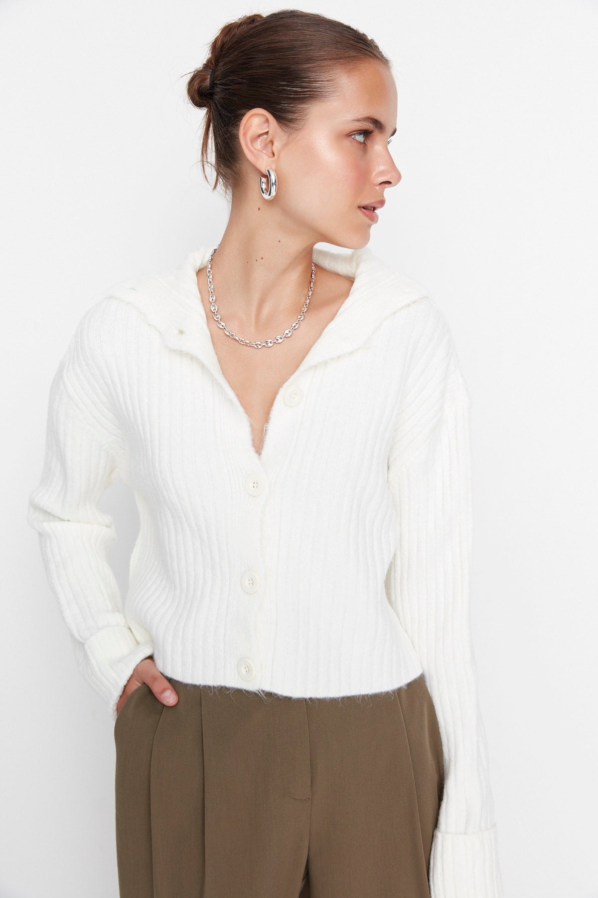 Ekru Crop Yumuşak Dokulu Dik Yaka Triko Hırka TWOAW22HI0174 Secondary image