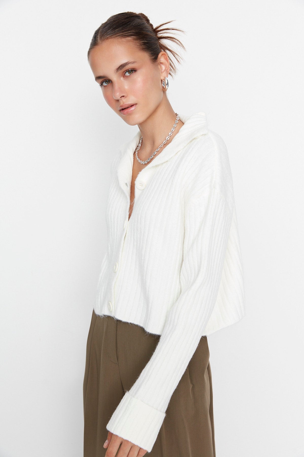 Ekru Crop Yumuşak Dokulu Dik Yaka Triko Hırka TWOAW22HI0174