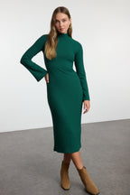 Zümrüt Yeşili Düz Yırtmaçlı Midi Fitted/Vücuda Oturan Fitilli Esnek Örme Elbise TWOAW25EL00568
