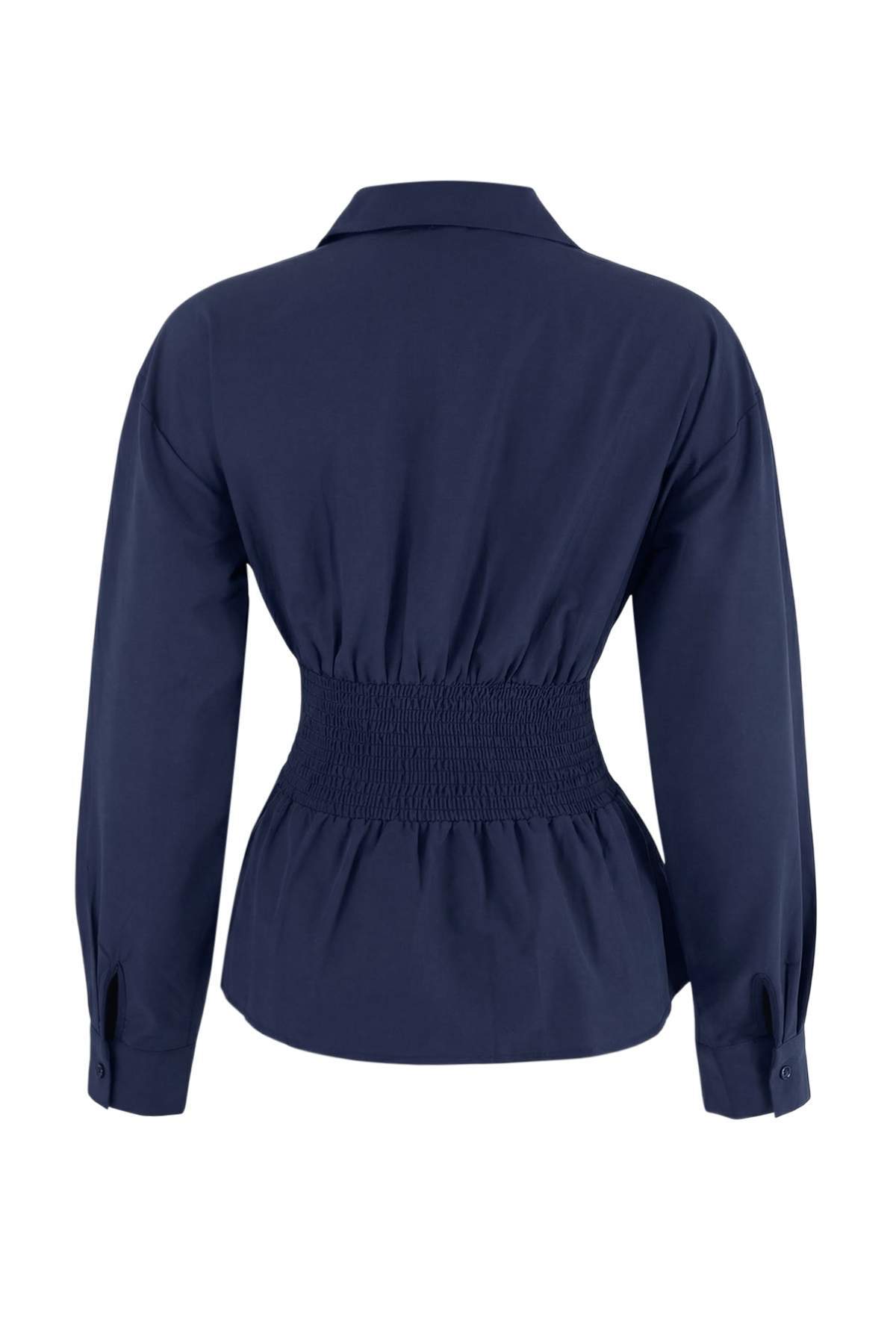 قميص كحلي ضيّق عند الخصر بتفصيل مطاط مجمّع