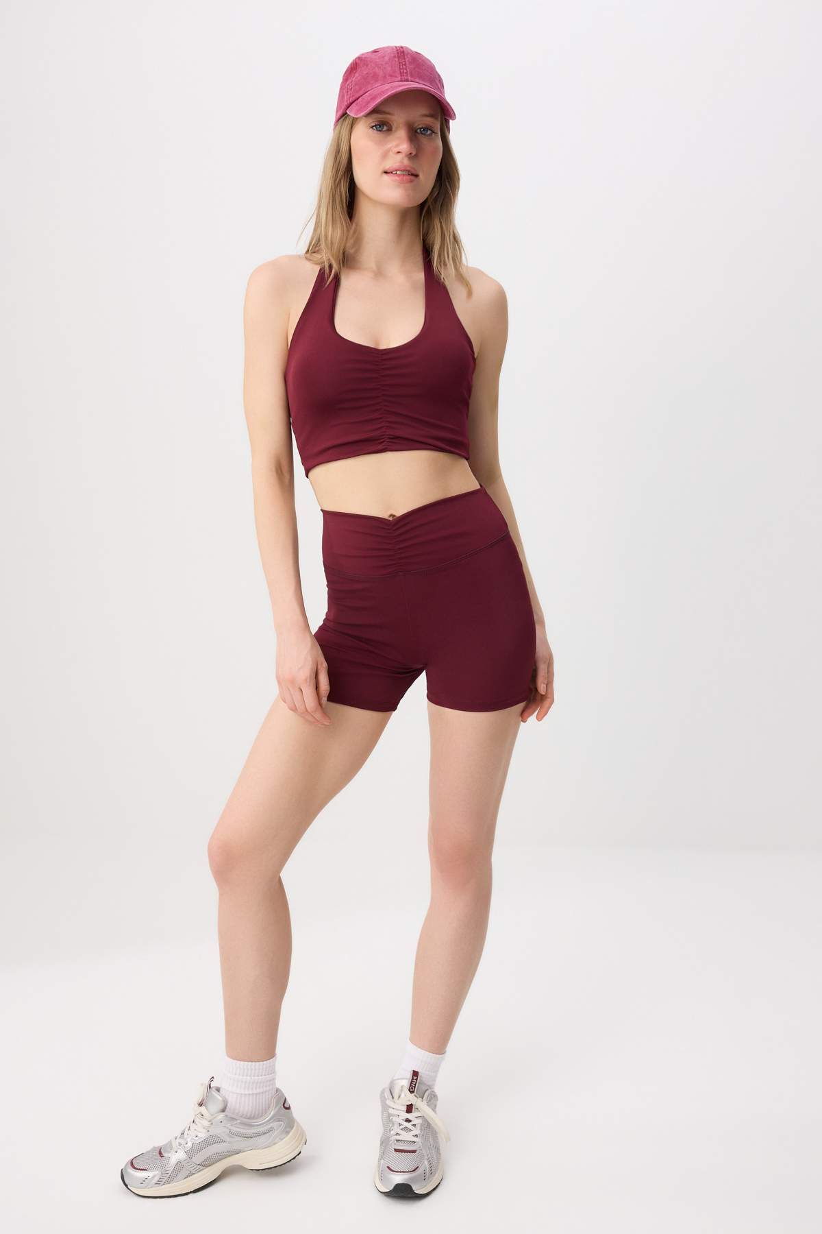 شورت رياضي تريكو عنّابي بتفاصيل كسرات