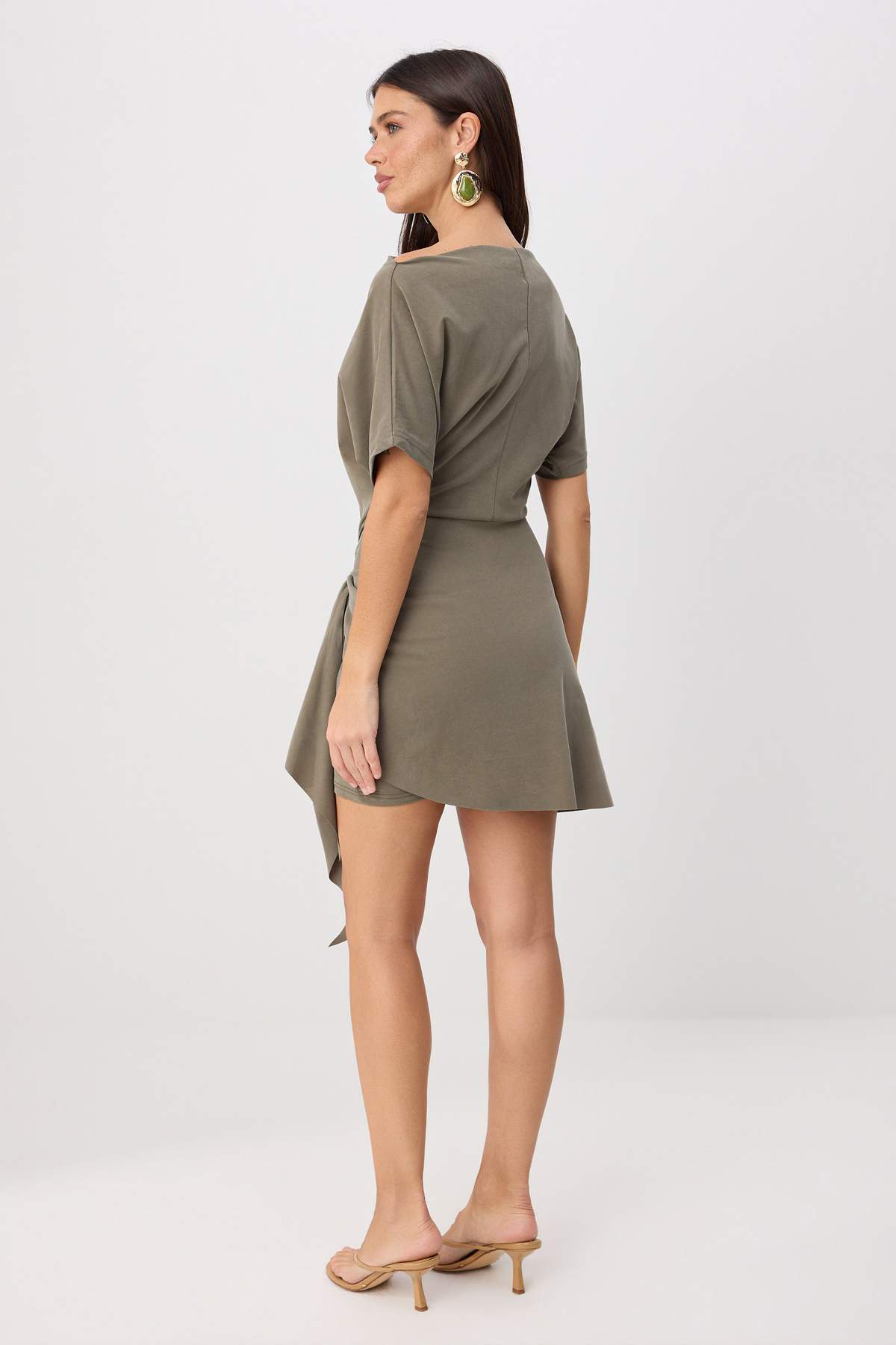 فستان تريكو ميني كاكي غامق من الليوسيل الفاخر بقصّة جرس وتفاصيل إكسسوار