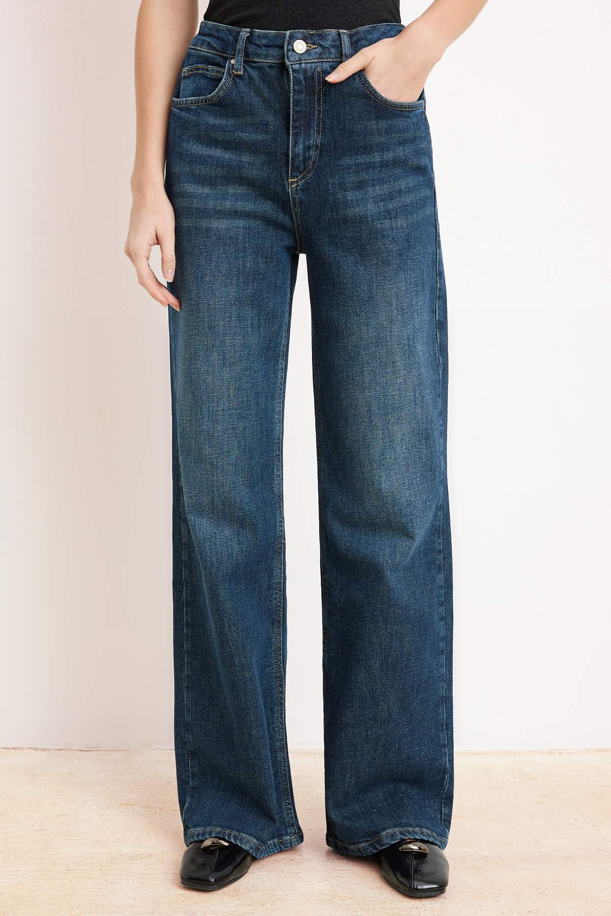 جينز بريميوم أزرق غامق أكثر استدامة بخصر عالٍ مطّاط خفيف وساق واسعة