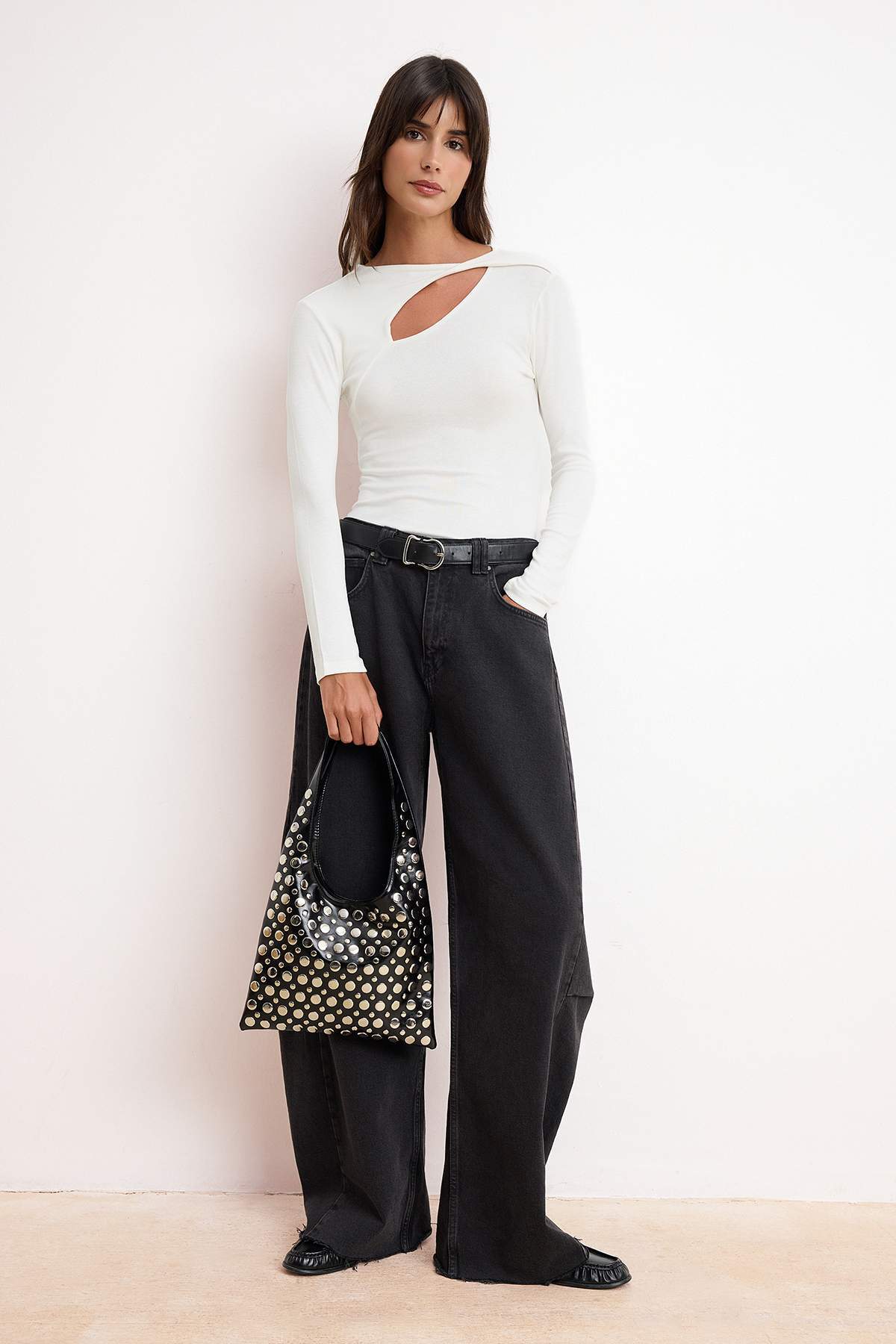 بلوزة تريكو ناعمة فاخرة طويلة بقصة ضيقة سادة إكرو بياقة مستديرة وكم عادي