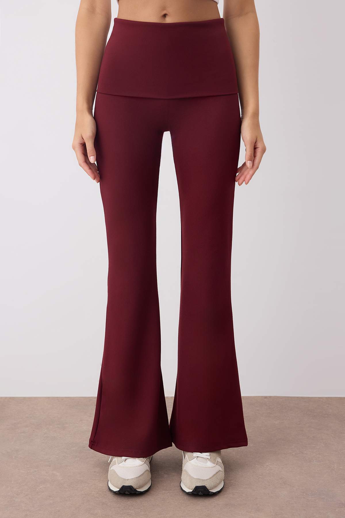 ليغنز رياضي تريكو أسود لليوغا بقصّة فلير وتفاصيل خصر قابل للطي من قماش ناعم مبروش