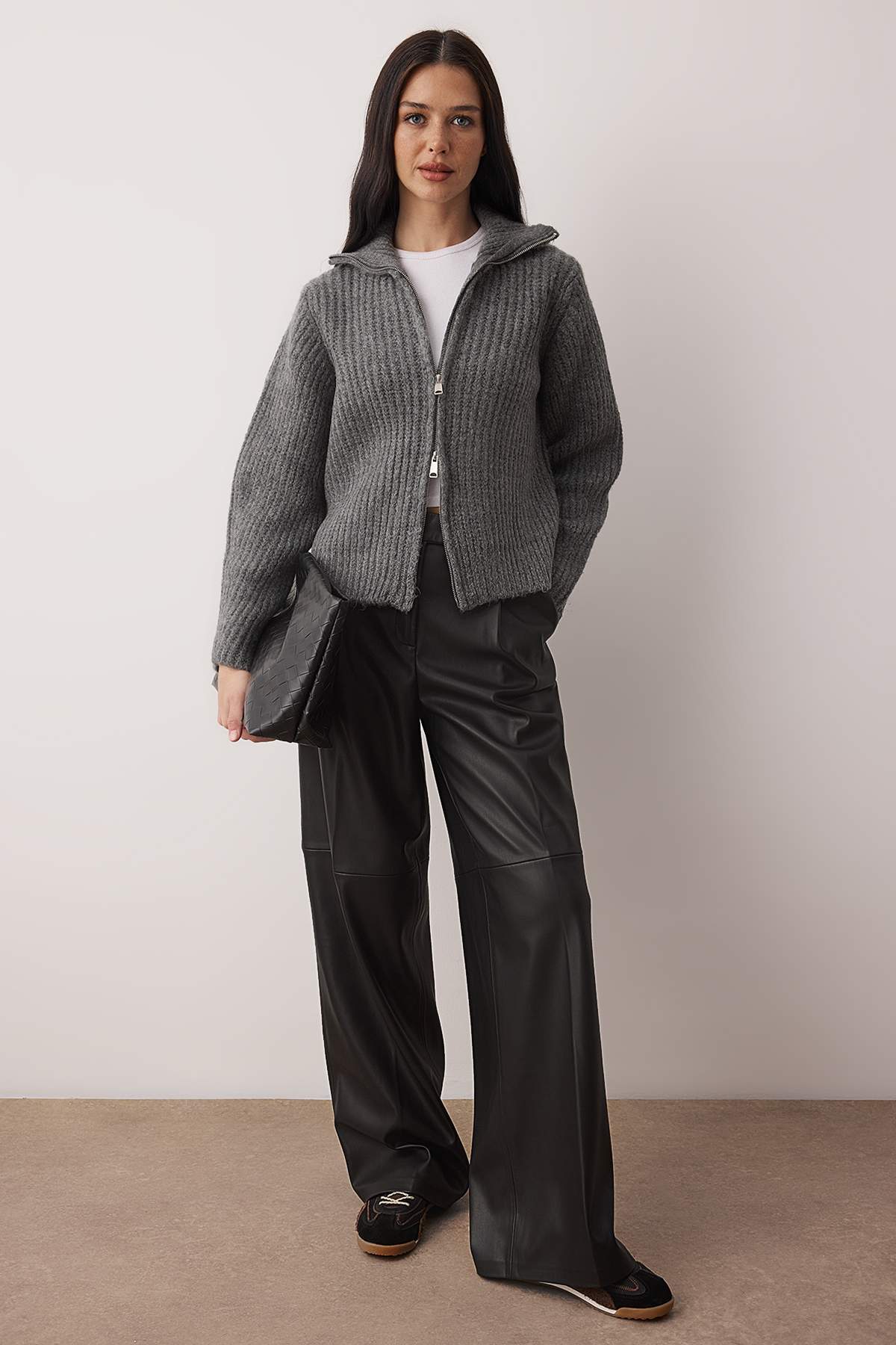Wardrobe Essentials كارديغان تريكو رمادي فحمي بسحّاب نسيج ناعم قصة واسعة