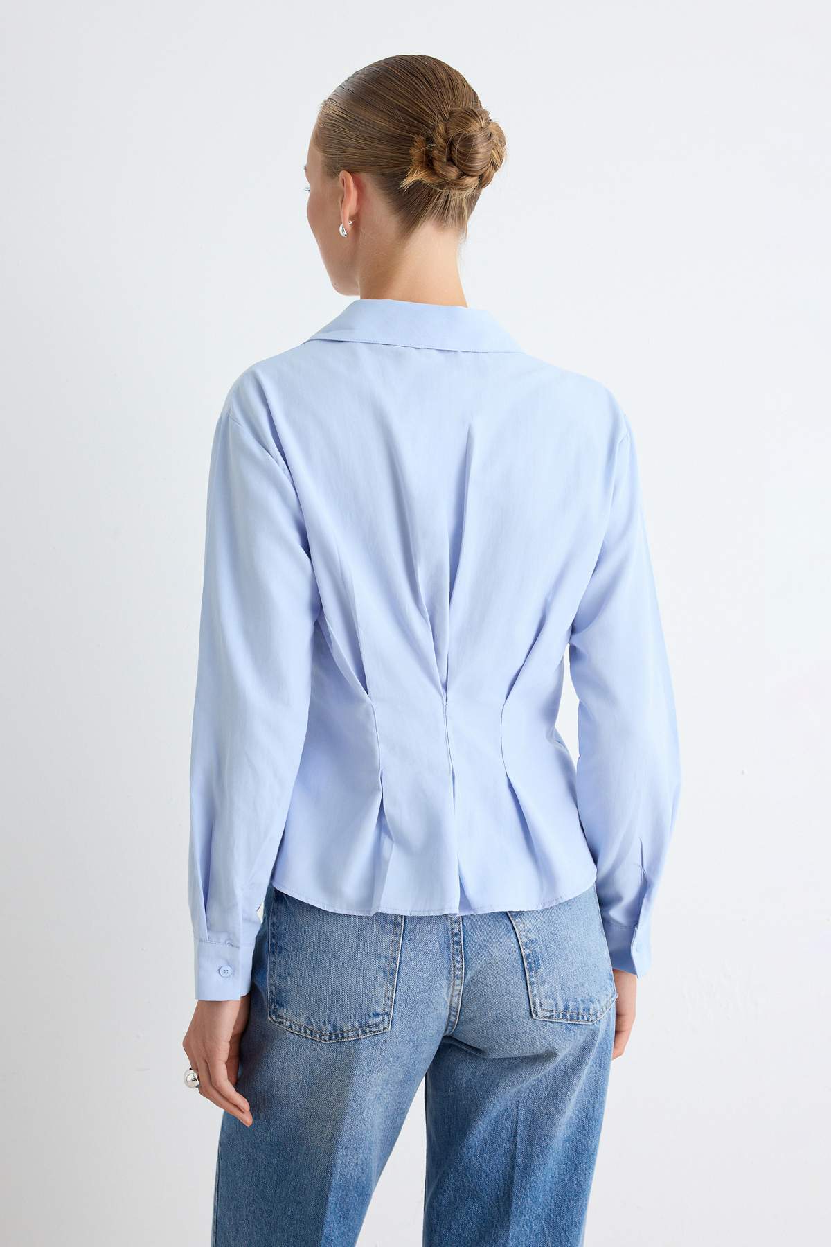 قميص منسوج قطني إكرو بقَصّة ضيّقة عند الخصر