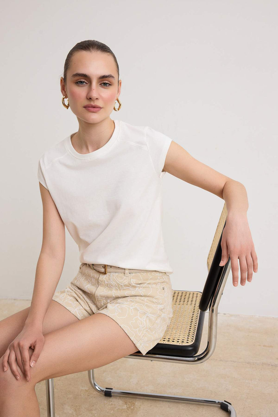 Ecru fitted short sleeve 100% cotton knit t-shirt