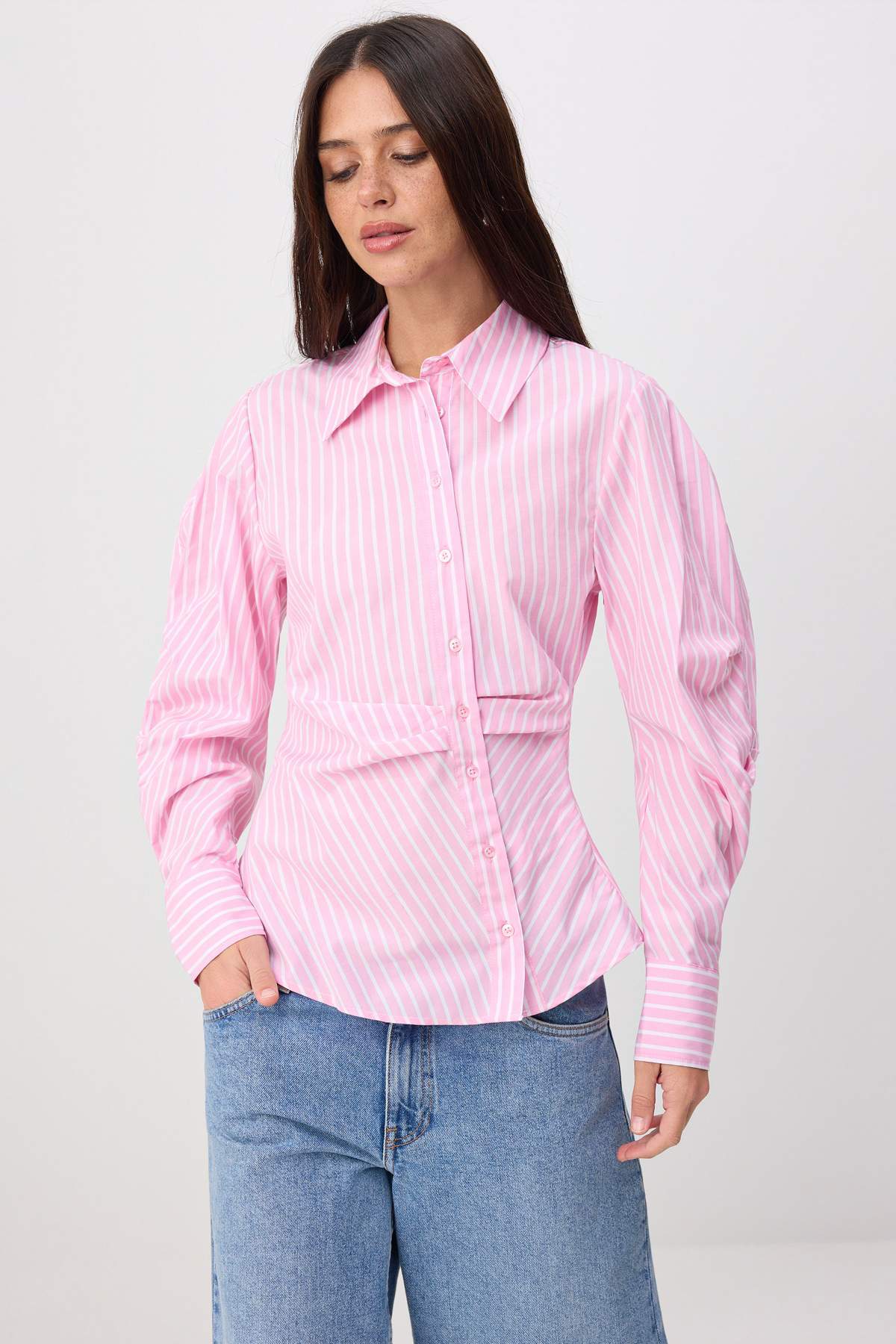 قميص أحمر بأكمام بالون ضيّق عند الخصر بقَصّة غير متماثلة